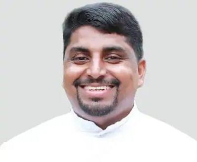കാറില്‍ സഞ്ചരിക്കവേ യുവവൈദികൻ കുഴഞ്ഞുവീണു മരിച്ചു