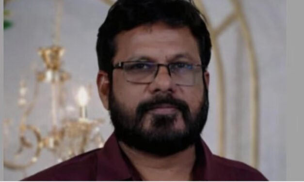 ക​ട​ന്ന​ൽ കു​ത്തേ​റ്റ് അ​ധ്യാ​പ​ക​ൻ മ​രി​ച്ചു