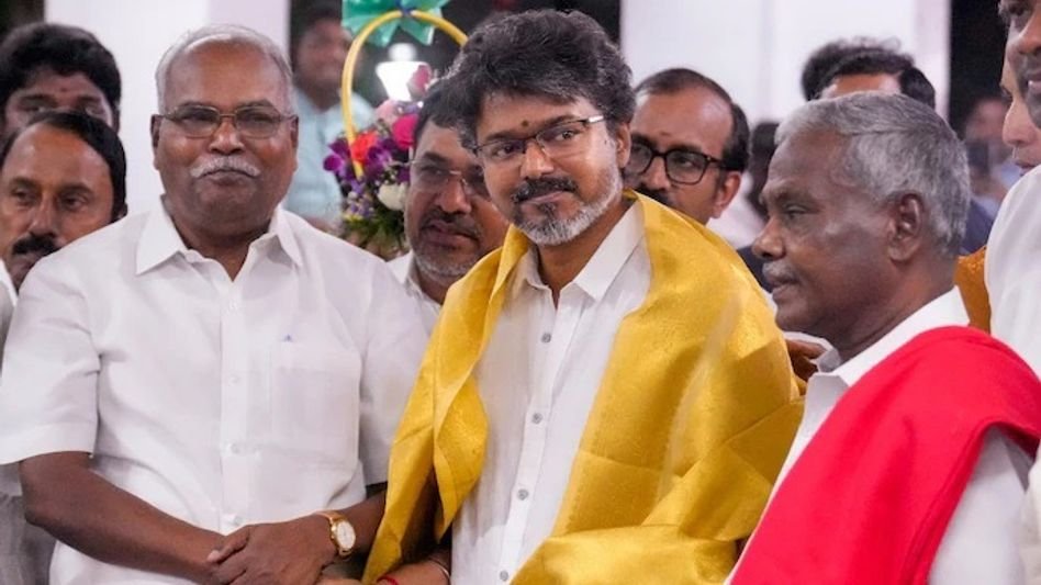 തമിഴകത്ത് ട്വിസ്റ്റ് തുടരുന്നു; വിജയിക്ക് ഇനിയും കാത്തിരിക്കേണ്ടി വരും? എം.എൽ.എമാരുടെ എണ്ണം വെളിപ്പെടുത്തി രാജ്ഭവൻ