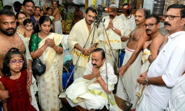 ഗുരുവായൂർ കണ്ണന് മുന്നിൽ വെണ്ണ കൊണ്ട് തുലാഭാരം; പ്രാർഥിച്ച് മടങ്ങി മുഖ്യമന്ത്രി വി ഡി സതീശൻ