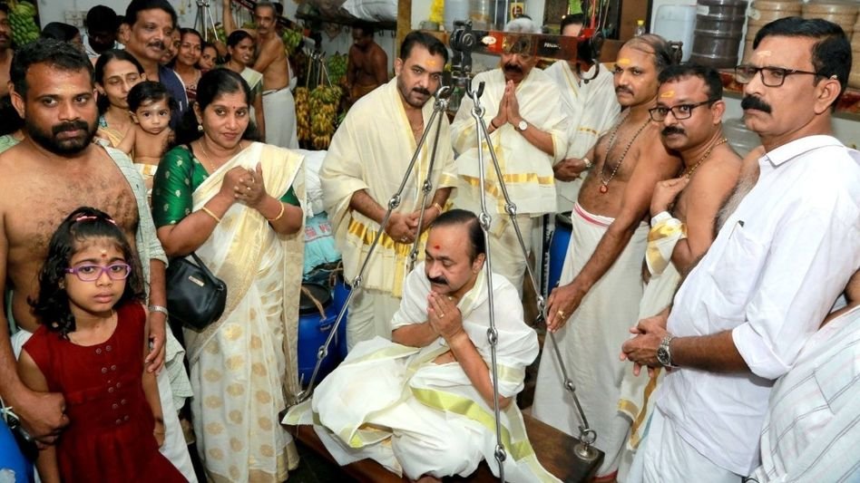 ഗുരുവായൂർ കണ്ണന് മുന്നിൽ വെണ്ണ കൊണ്ട് തുലാഭാരം; പ്രാർഥിച്ച് മടങ്ങി മുഖ്യമന്ത്രി വി ഡി സതീശൻ