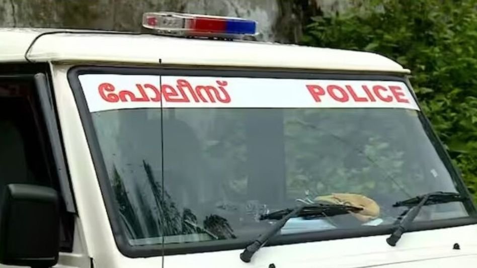 രക്ഷാപ്രവർത്തനത്തിൽ സസ്പെൻഷൻ: മുൻ മുഖ്യമന്ത്രി പിണറായി വിജയൻ്റെ ഗൺമാൻ കെ അനിൽകുമാർ ഉൾപ്പെടെ അഞ്ച് പോലീസ് ഉദ്യോഗസ്ഥർക്കെതിരെ നടപടി