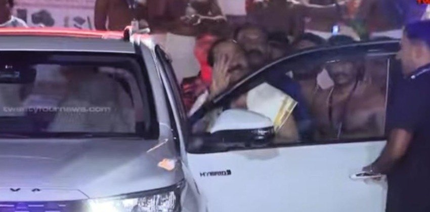 പത്മനാഭസ്വാമി ക്ഷേത്ര ദര്‍ശനം നടത്തി നിയുക്ത മുഖ്യമന്ത്രി വി.ഡി.സതീശന്‍