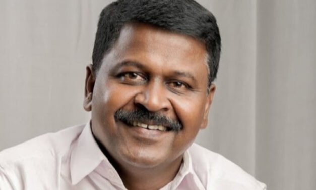 അ​ന്ന് സെ​ക്യൂ​രി​റ്റി ജീ​വ​ന​ക്കാ​ര​ന്‍, ഇ​നി നി​യ​മ​സ​ഭ​യി​ലേ​ക്ക്; ത​ക​ർ​പ്പ​ൻ വി​ജ​യ​വു​മാ​യി മ​നോ​ജ് മൂ​ത്തേ​ടം