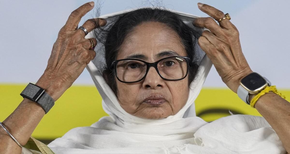അഭിഭാഷക വേഷത്തിൽ മമത ബാനർജി കൊൽക്കത്ത ഹൈക്കോടതിയിൽ: എൻറോൾമെന്റ് വിവരം തേടി ബാർ കൗൺസിൽ