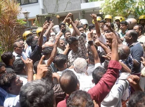 ​കോഴിക്കോട് മുഹമ്മദ് റിയാസ് എംഎൽഎയുടെ വീട്ടിലെ ഇ ഡി റെയ്‌ഡ്‌; പ്രതിഷേധിച്ച 57 സിപിഐഎം നേതാക്കള്‍ക്കെതിരെ കേസ്