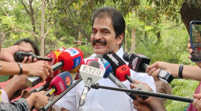 വി ഡി സതീശന് അഭിനന്ദനങൾ ; മുഖ്യമന്ത്രി പ്രഖ്യാപനത്തിൽ പൂർണ സംതൃപ്തൻ, കെ സി വേണുഗോപാൽ