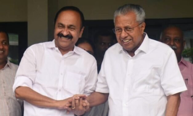 ‘പിണറായി സർക്കാർ തുടങ്ങിവച്ച വികസന പ്രവർത്തനങ്ങൾ തുടരും’; വി ഡി സതീശനെ കൈപിടിച്ച് സ്വീകരിച്ച് പിണറായി വിജയൻ