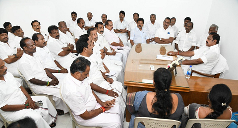 എഐഎഡിഎംകെയിൽ 25 പ്രമുഖ നേതാക്കളെ പാർട്ടിയിൽനിന്ന് പുറത്താക്കി