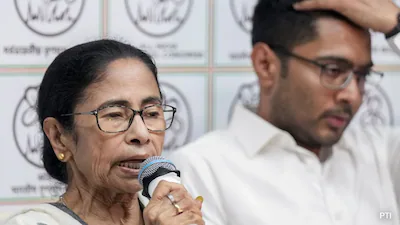 ‘മറ്റു പാർട്ടികളിലേക്ക് പോകാൻ ആഗ്രഹിക്കുന്നവർക്ക് പോകാം, ആരെയും ഞാൻ തടയില്ല’: മമത ബാനർജി