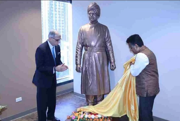 ഷിക്കാഗോ ഇന്ത്യൻ കോൺസുലേറ്റിൽ സ്വാമി വിവേകാനന്ദന്റെ പൂർണ്ണകായ പ്രതിമ അനാച്ഛാദനം ചെയ്തു