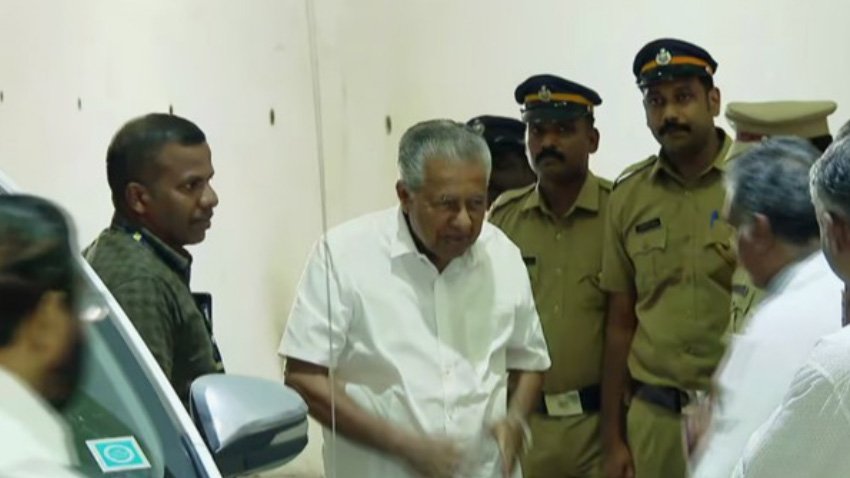 സ​ർ​ക്കാ​ർ മാ​റി​യ​ത് ആ​ന അ​റി​ഞ്ഞി​ല്ലെ​ന്ന് പ​റ​യു​ന്ന​ത് ഒ​ന്നി​നും മ​റു​പ​ടി​യ​ല്ല; തു​റ​ന്ന​ടി​ച്ച് പി​ണ​റാ​യി വി​ജ​യ​ൻ