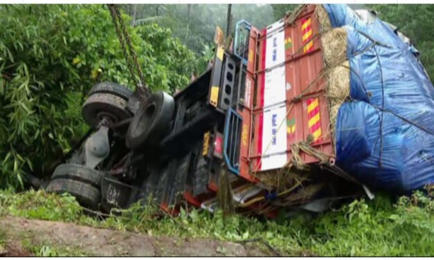 ലോ​റി​യും കാ​റും കൂ​ട്ടി​യി​ടി​ച്ച് അ​പ​ക​ടം; ര​ണ്ട് പേ​ർ മ​രി​ച്ചു