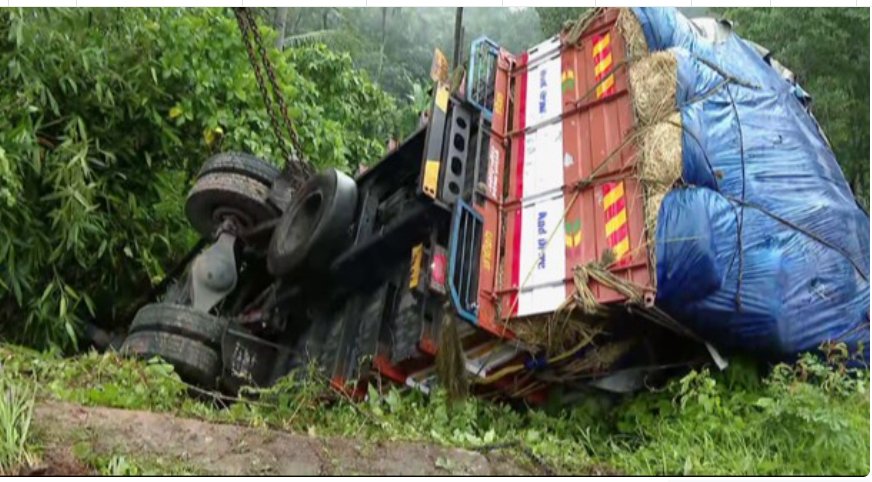 ലോ​റി​യും കാ​റും കൂ​ട്ടി​യി​ടി​ച്ച് അ​പ​ക​ടം; ര​ണ്ട് പേ​ർ മ​രി​ച്ചു