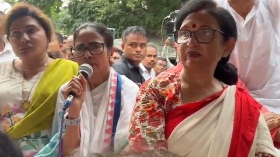 ബിജെപിയെ പുറത്താക്കാതെ ഞാൻ മരിക്കില്ല’; കൊൽക്കത്തയിൽ കുത്തിയിരിപ്പ് സമരവുമായി മമത ബാനർജി