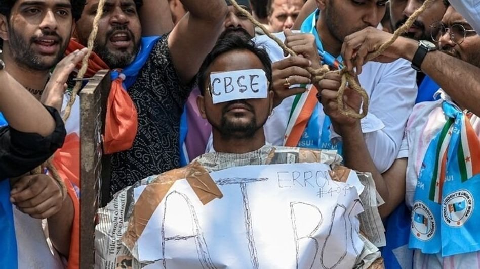 സിബിഎസ്ഇ ചെയർമാനും സെക്രട്ടറിക്കും സ്ഥലംമാറ്റം; ഒഎസ്എം പരാജയത്തിൽ ദേശീയ തലത്തിൽ പ്രതിഷേധം ശക്തമാകുന്നു