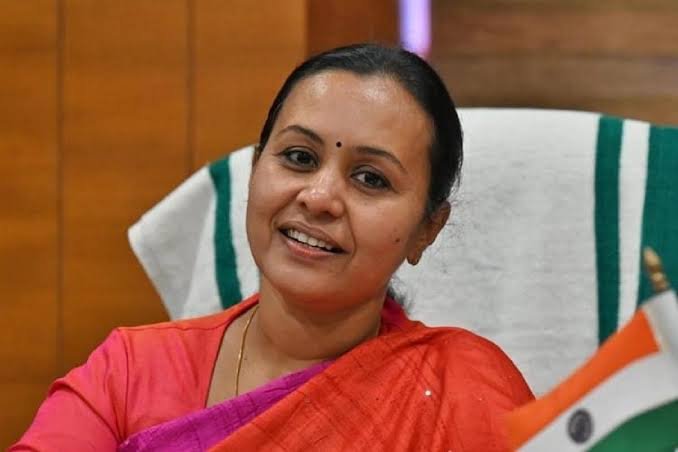 നിപ സ്ഥിരീകരിച്ച് നാല് ദിവസം കഴിഞ്ഞിട്ടും മരുന്നെത്തിച്ചില്ല, ഡിഎച്ച്എസിനെ മാറ്റിയ നടപടി അനുചിതം; ആരോഗ്യ വകുപ്പിനെ വിമര്‍ശിച്ച് വീണാ ജോര്‍ജ്
