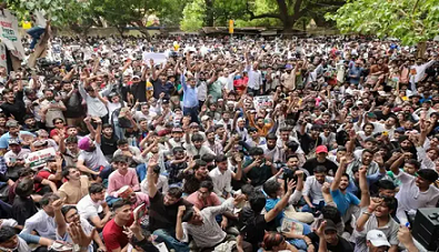 ‘പാറ്റകൾ നിരത്തിലിറങ്ങില്ലെന്നാണ് അവർ പറഞ്ഞത്’: ജന്തർ മന്തറിലെ വൻ ജനക്കൂട്ടത്തിന്റെ വീഡിയോയുമായി അഭിജീത് ദിപ്കെ