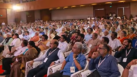 മോഹൻ ഭഗവത് പങ്കെടുത്ത ആർഎസ്എസ് പരിപാടിയിൽ സർവകലാശാല വിസിമാർ പങ്കെടുത്തത് വിവാദമാകുന്നു